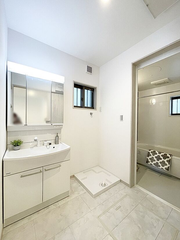 【【ドリームタウン施工例：洗面】】ミラーキャビネットになっているため、ドライヤーやスキンケアセットなどがたっぷり収納可能！