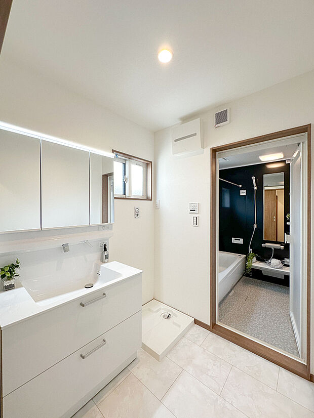 【【ドリームタウン施工例:洗面】】ミラーキャビネットになっているため、ドライヤーやスキンケアセットなどがたっぷりと収納可能です!