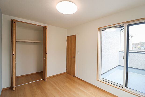 【【ドリームタウン施工例：洋室】】各居室に収納がついており、居住スペースを広くとることができます！※イメージパース図のため、実際の色味や材質とは異なる場合がございます
