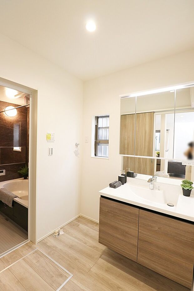 【【ドリームタウン施工例：洗面】】ミラーキャビネットになっているため、ドライヤーやスキンケアセットなど収納可能です！※イメージパース図のため、実際の色味や材質とは異なる場合がございます