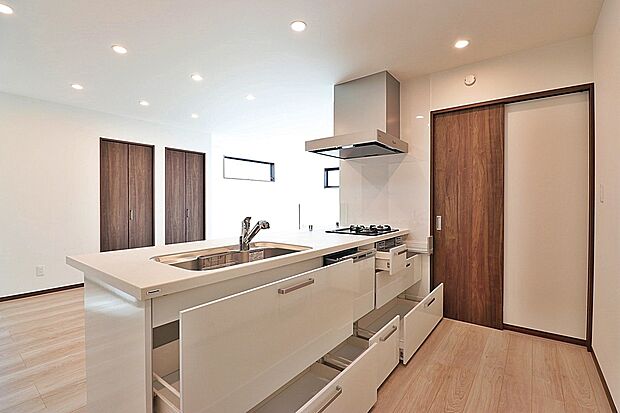 【【キッチン収納】】◆よく使うものほど取り出しやすいアシストポケットなど収納たっぷりなので調理器具や調味料も出し入れしやすくキッチンに立つ時間がもっと楽しい時間に変わります♪