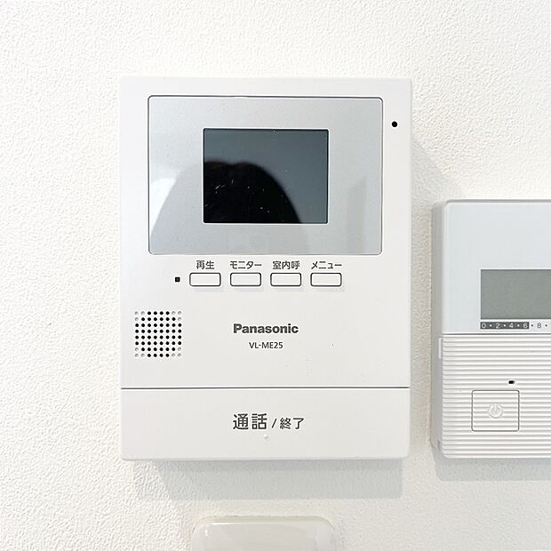 【ＴＶモニター付インターホン】来客者を確認出来るＴＶモニター付インターホン。
普段の生活時はもちろん、お子様が一人でお留守番する際にも安心ですね！