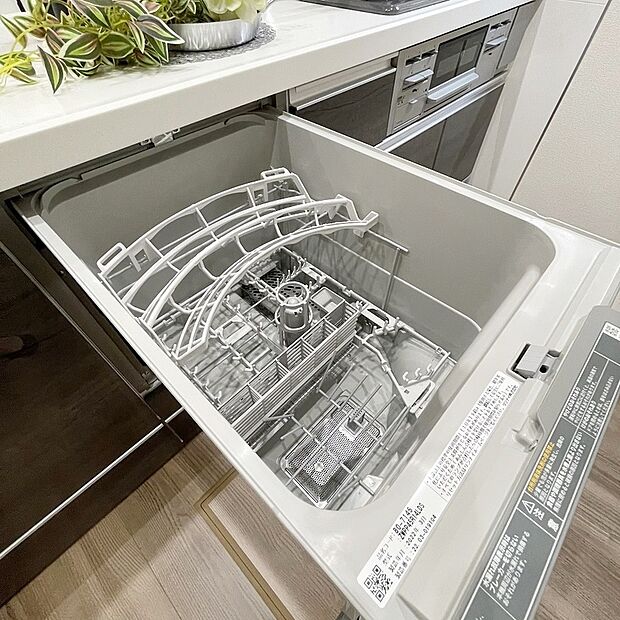 【食器洗浄乾燥機】後片付けをサポート！食事後の家族のくつろぎタイムもゆっくりと過ごせます♪
朝食準備や送り迎え…と忙しいママも大助かり！