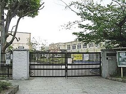 嵯峨野小学校 約702ｍ(徒歩9分)