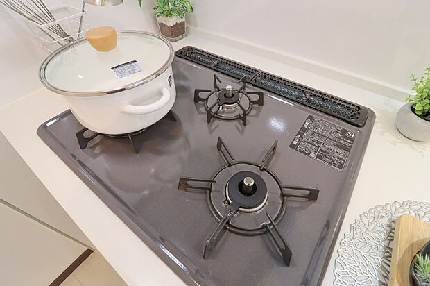 【【３口 コンロ】】◆バーナー間隔が広いので、３口同時に使っても鍋振りもできます！グリルの排気口をコンパクトにして、仮置きできるスペースもご用意しております♪（施工例）
