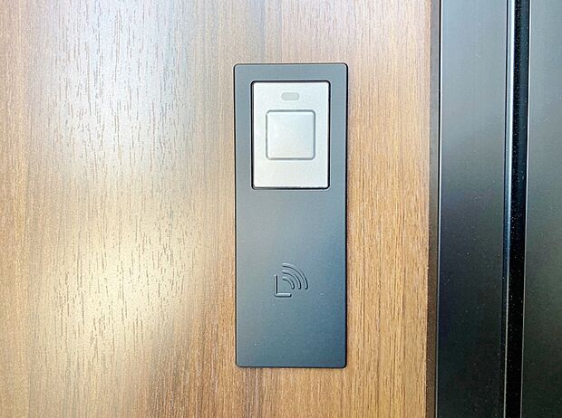 【1号棟 カードキー】手が塞がっている時にさっと開錠できるカードキー。
また、鍵穴を見つけづらくピッキング被害に遭いにくい事と、鍵の複製も簡単ではないため防犯にも役立ちます。