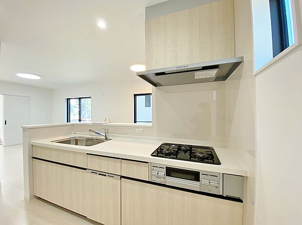 【1号棟 キッチン】ダイニングを見渡せる、
使い勝手の良いシステムキッチン。
ダイニングとの空間のつながりが、
スペースのゆとりを生み出します♪