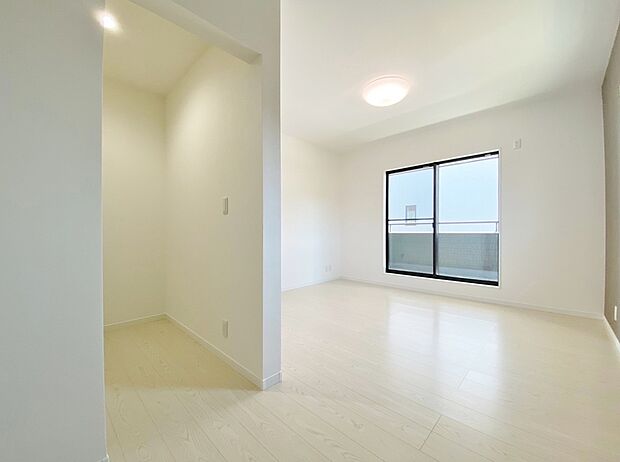 【1号棟 寝室】2面採光がとれる主寝室は南側に窓を設けているため
一日中明るく、気分も明るくなります♪