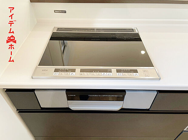 【3口コンロ】3口コンロ付きなので、お料理がすごくはかどります。煮込み料理をしながら、焼き物や汁物などをパパパッとお料理可能です。
コンロの数が多いことで時短料理も可能になるのが嬉しいですね。
※現況優先、設備間取りその他気になる箇所などは案内時にお確かめください。