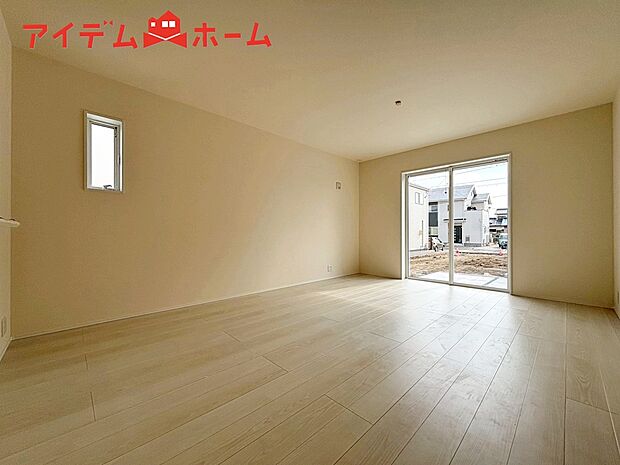 【1号棟 リビング】大きく開いた窓からは、明るい陽射しが射し込みます。
自然と家族が集まる空間です。