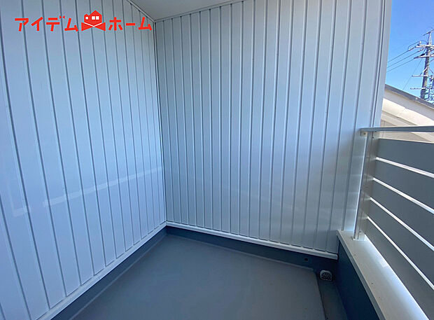 【1号棟 バルコニー】急な雨も安心な、インナーバルコニー仕様!
奥行があり、ゆとりを感じられるバルコニーです。観葉植物を置いたり、料理に使えるハーブを育てたり、ガーデンニングを楽しむスペースも十分にありますよ!