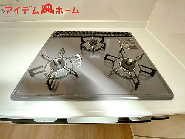 【１号棟　三口コンロ】3口コンロ付きなので、お料理がすごくはかどります。煮込み料理をしながら、焼き物や汁物などをパパパッとお料理可能です。
コンロの数が多いことで時短料理も可能になるのが嬉しいですね。
