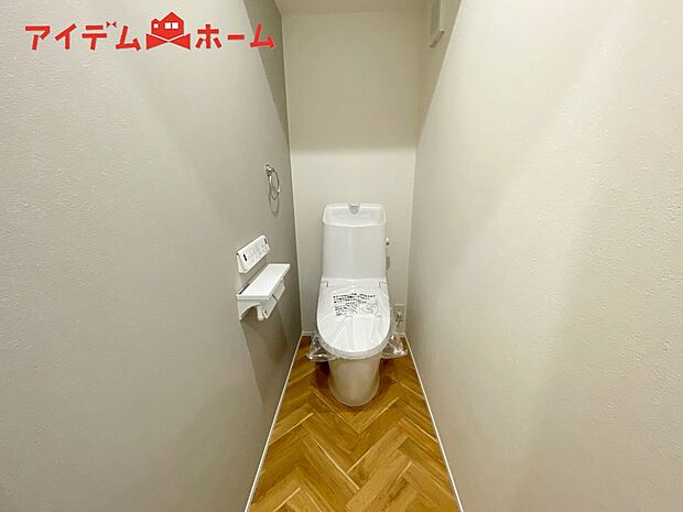 【Ａ号棟　トイレ】温水での洗浄機能がついておりますので、
清潔かつ衛生面も安心です。
