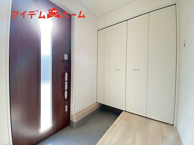 【2号棟 玄関】シンプル且つモダンなエントランス&ホール!
ゆとりを感じさせる上質で明るい空間が住まう人や
訪れる人を心地よく迎え入れてくれます♪