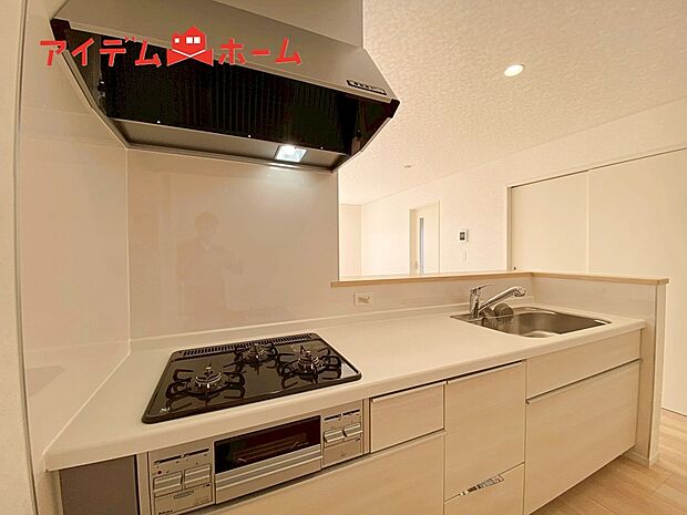 【2号棟 キッチン】ダイニングを見渡せる、
使い勝手の良いシステムキッチン。