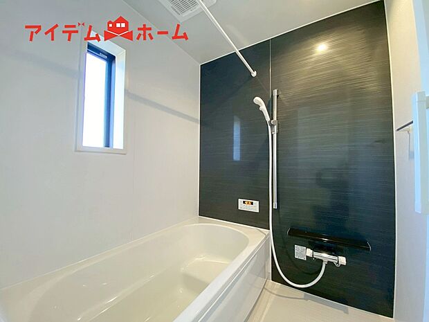 【2号棟 浴室】1坪タイプのバスルーム。
ゆったり足が伸ばせるので、毎日の疲れを癒やせます。