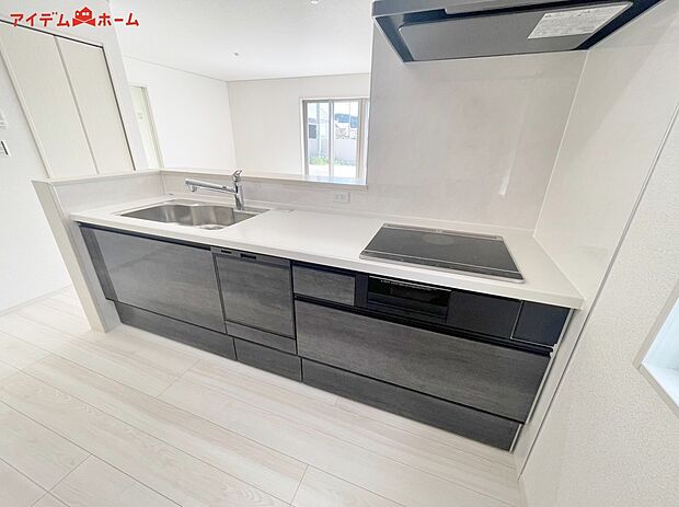 【3号棟 キッチン】ダイニングを見渡せる、
使い勝手の良いシステムキッチン。
ダイニングとの空間のつながりが、
スペースのゆとりを生み出します♪