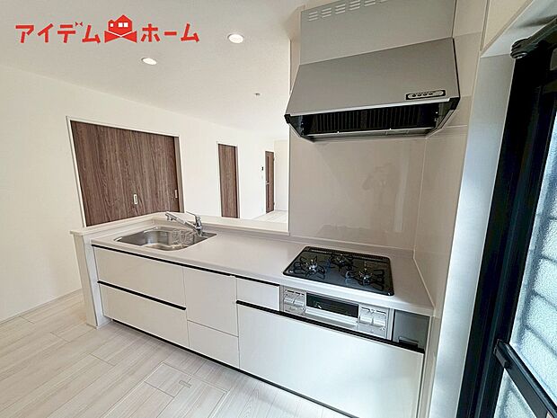 【2号棟 キッチン】ダイニングを見渡せる、
使い勝手の良いシステムキッチン。
ダイニングとの空間のつながりが、
スペースのゆとりを生み出します♪