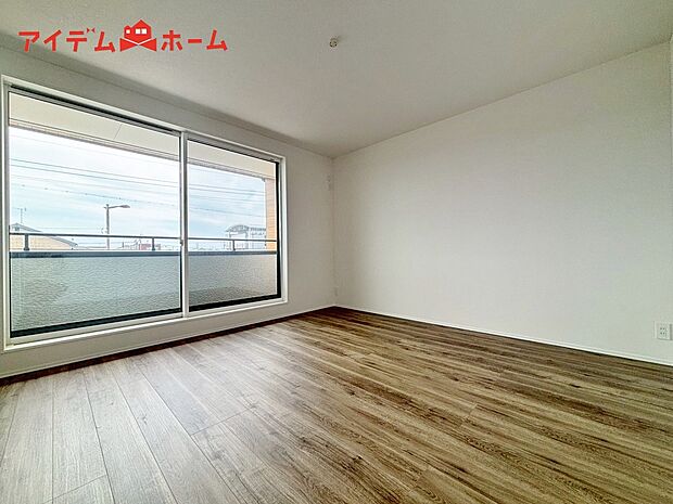 【西棟 寝室】明るい寝室で心地のいい朝を迎えられそうです。
大きな窓からたっぷりの日差しが降り注ぐ明るい室内。