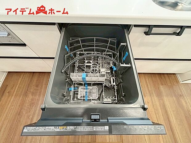 【1号棟 自動食器洗浄乾燥機】手間・時間をかけず、効率よく食器類を洗浄。家事の時間を大幅に短縮出来ます。
かつ節水効果にも優れた食洗機を標準装備。スライド式なので場所も取りません。