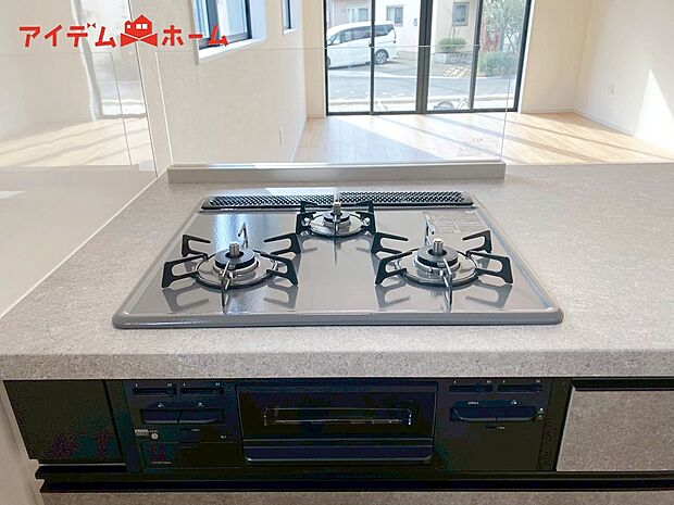 【1号棟 3口コンロ】3口コンロ付きなので、お料理がすごくはかどります。煮込み料理をしながら、焼き物や汁物などをパパパッとお料理可能です。
コンロの数が多いことで時短料理も可能になるのが嬉しいですね。