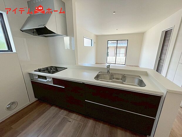 【3号棟 キッチン】ダイニングを見渡せる、
使い勝手の良いシステムキッチン。
ダイニングとの空間のつながりが、
スペースのゆとりを生み出します♪