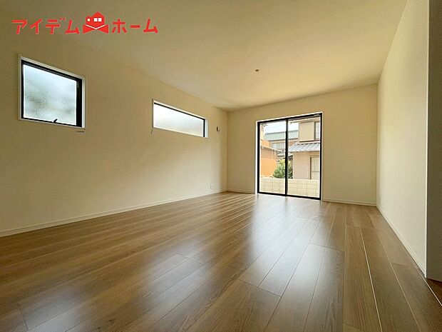 【3号棟 リビング】大きく開いた窓からは、明るい陽射しが射し込みます。
爽やかな風が吹き抜ける心地良いリビングには、
自然と家族が集まります。