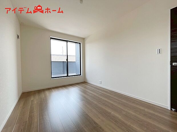 【3号棟 寝室】2面採光がとれる主寝室は南側に窓を設けているため
一日中明るく、気分も明るくなります♪
木目のフローリングが暖かみのある室内に。