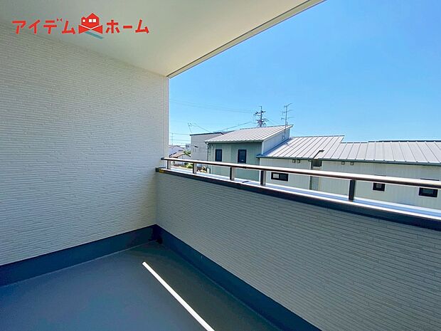 【バルコニー】物干しセットを追加すれば、一度にたくさんのお洗濯物が
干せるのが魅力です♪