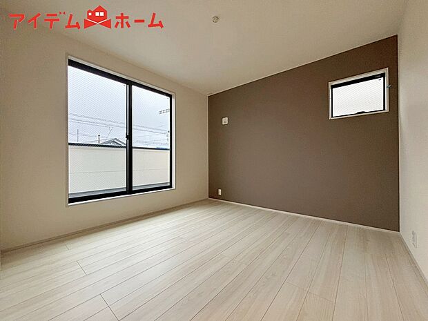 【1号棟 寝室】明るい寝室で心地のいい朝を迎えられそうです。
大きな窓からたっぷりの日差しが降り注ぐ明るい室内。