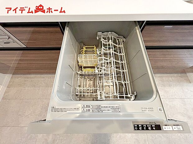 【１号棟　自動食器洗乾燥機】手間・時間をかけず、効率よく食器類を洗浄。家事の時間を大幅に短縮出来ます。
かつ節水効果にも優れた食洗機を標準装備。スライド式なので場所も取りません。
