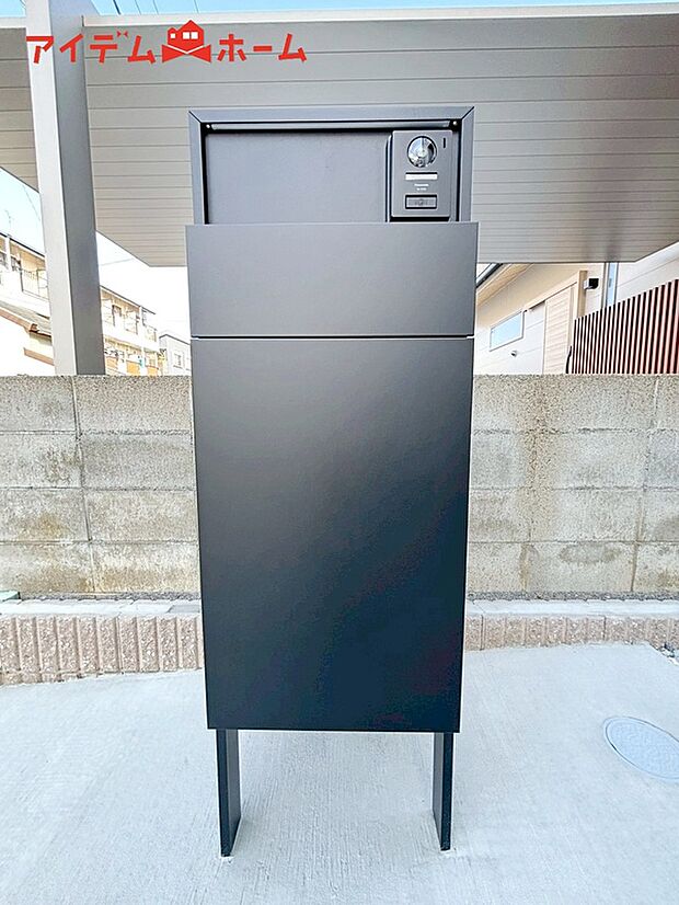 【１号棟　宅配BOX】出かけていても、荷物が受け取れる宅配BOX。
再配達の依頼連絡など、手間省けて便利です。
安心してお出かけできますね。