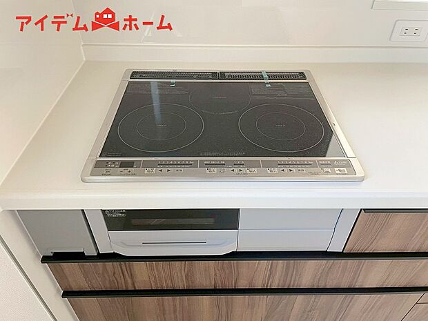 【2号棟 IHクッキングヒーター】3口IHクッキングヒーターなので、お料理がすごくはかどります。
煮込み料理をしながら、焼き物や汁物などをパパパッとお料理可能です。