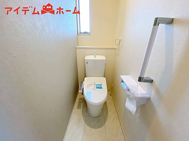 【２号棟　トイレ】温水での洗浄機能がついておりますので、
清潔かつ衛生面も安心です。
