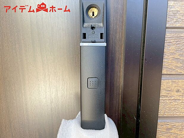 【1号棟 タッチキー】手が塞がっている時にさっと開錠できるカードキー。
また、鍵穴を見つけづらくピッキング被害に遭いにくい事と、鍵の複製も簡単ではないため防犯にも役立ちます。