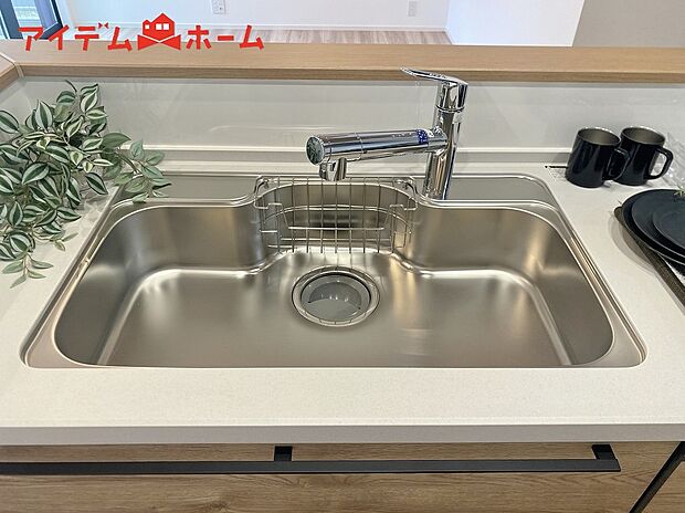 【1号棟 浄水器内蔵型水栓】浄水と原水をボタン一つで切り替え簡単なビルトイン式浄水器水栓を採用。
ワンタッチで浄水・水道の切り替えが可能なシンクです!