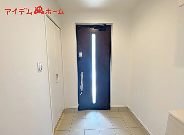 【4号棟 玄関】シンプル且つモダンなエントランス&ホール!
ゆとりを感じさせる上質で明るい空間が住まう人や
訪れる人を心地よく迎え入れてくれます♪