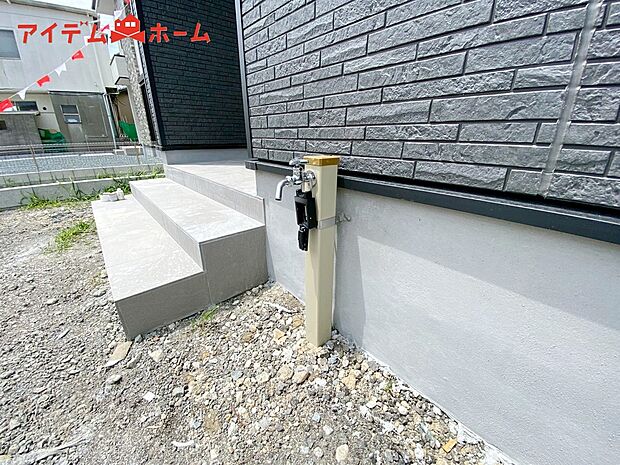【１号棟　立水栓】ガーデニングや洗車に便利な立水栓付き。
外で汚れてしまった靴や服の汚れも家に入る前にきれいにできます。
