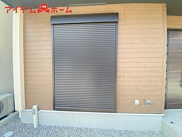 【2号棟 防犯シャッター】防犯、防災の両方で安心のシャッター付。簡単に開閉が可能です。
夏は日を防ぎ、冬はあたたかさをキープします。台風対策にも役立ちます。