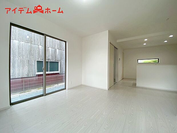 【1号棟 リビング】大きく開いた窓からは、明るい陽射しが射し込みます。
爽やかな風が吹き抜ける心地良いリビングには、
自然と家族が集まります。