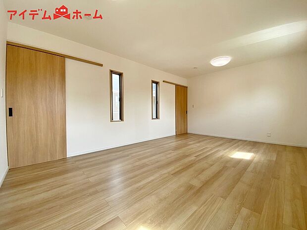 【洋室】家族一人ひとりの大切なプライベート空間。
趣味に合わせて使って頂けるように
シンプルに仕上げてあります。