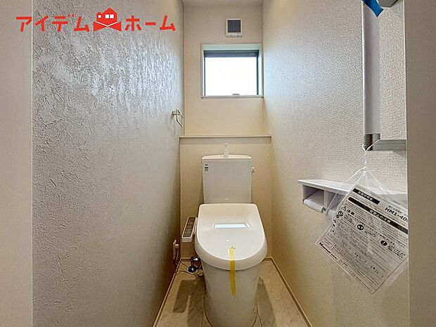 【1号棟 トイレ】温水での洗浄機能がついておりますので、
清潔かつ衛生面も安心です。