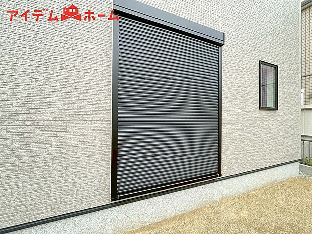 【2号棟 防犯シャッター】防犯、防災の両方で安心のシャッター付。簡単に開閉が可能です。
夏は日を防ぎ、冬はあたたかさをキープします。台風対策にも役立ちます。