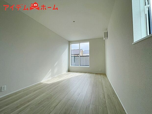 【2号棟 寝室】2面採光がとれる主寝室は南側に窓を設けているため
一日中明るく、気分も明るくなります♪