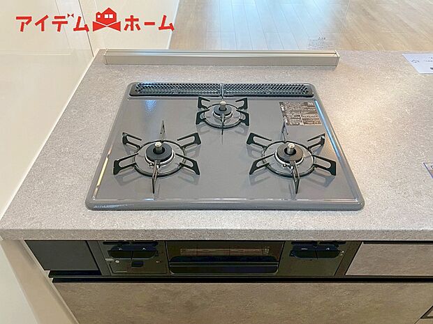 【1号棟 3口コンロ】3口コンロ付きなので、お料理がすごくはかどります。煮込み料理をしながら、焼き物や汁物などをパパパッとお料理可能です。
コンロの数が多いことで時短料理も可能になるのが嬉しいですね。