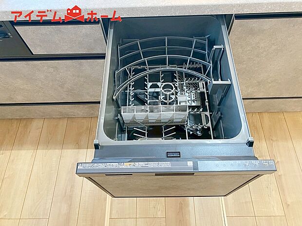 【1号棟 自動食器洗乾燥機】手間・時間をかけず、効率よく食器類を洗浄。家事の時間を大幅に短縮出来ます。
かつ節水効果にも優れた食洗機を標準装備。スライド式なので場所も取りません。