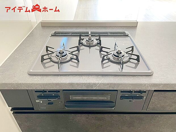 【2号棟 3口コンロ】3口コンロ付きなので、お料理がすごくはかどります。煮込み料理をしながら、焼き物や汁物などをパパパッとお料理可能です。
コンロの数が多いことで時短料理も可能になるのが嬉しいですね。
