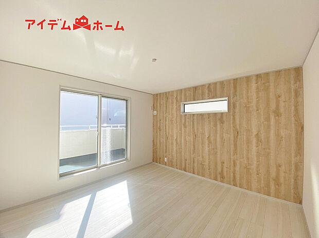 【2号棟 寝室】明るい寝室で心地のいい朝を迎えられそうです。
大きな窓からたっぷりの日差しが降り注ぐ明るい室内。