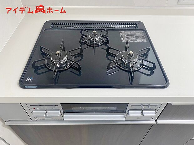 【7号棟 3口コンロ】3口コンロ付きなので、お料理がすごくはかどります。煮込み料理をしながら、焼き物や汁物などをパパパッとお料理可能です。
コンロの数が多いことで時短料理も可能になるのが嬉しいですね。