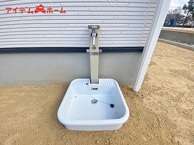 【7号棟 立水栓】ガーデニングや洗車に便利な立水栓付き。
外で汚れてしまった靴や服の汚れも家に入る前にきれいにできます。